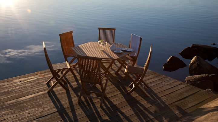 Viken stolar och bord från Skargaarden, klassiska trädgårdsmöbler i stilren design tillverkade i teak.