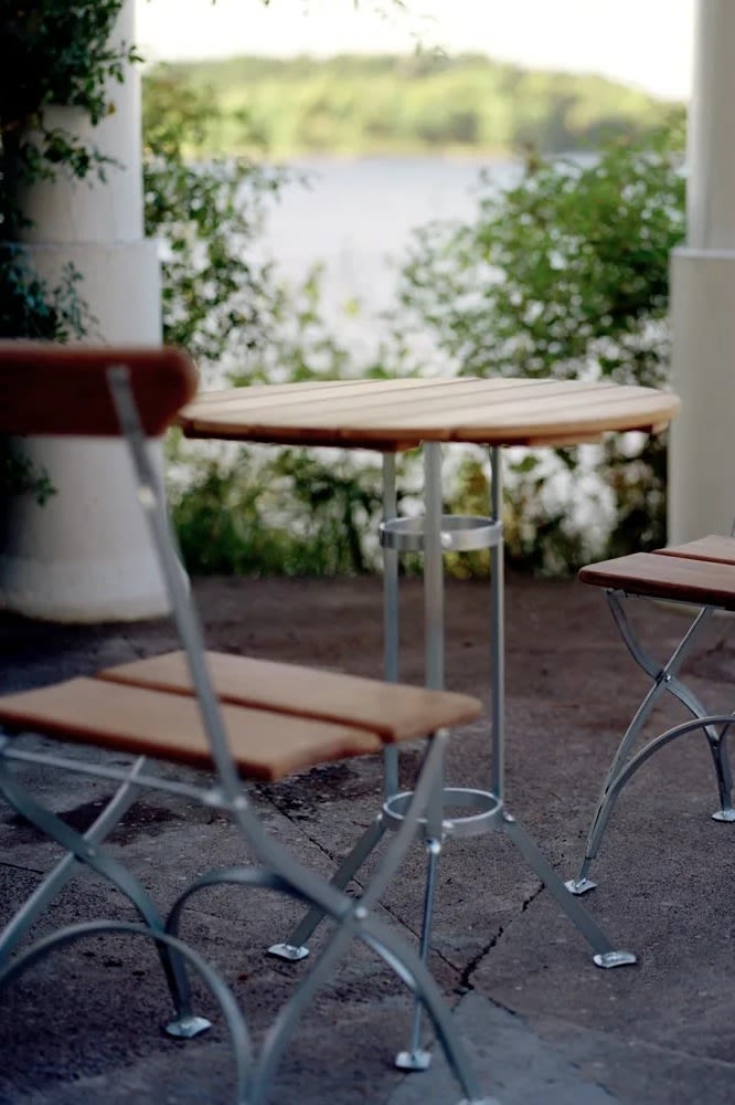 Bryggeri trefotsbord från Grythyttan är ett perfekt balkongbord för den lilla balkongen som tar minimalt med plats.