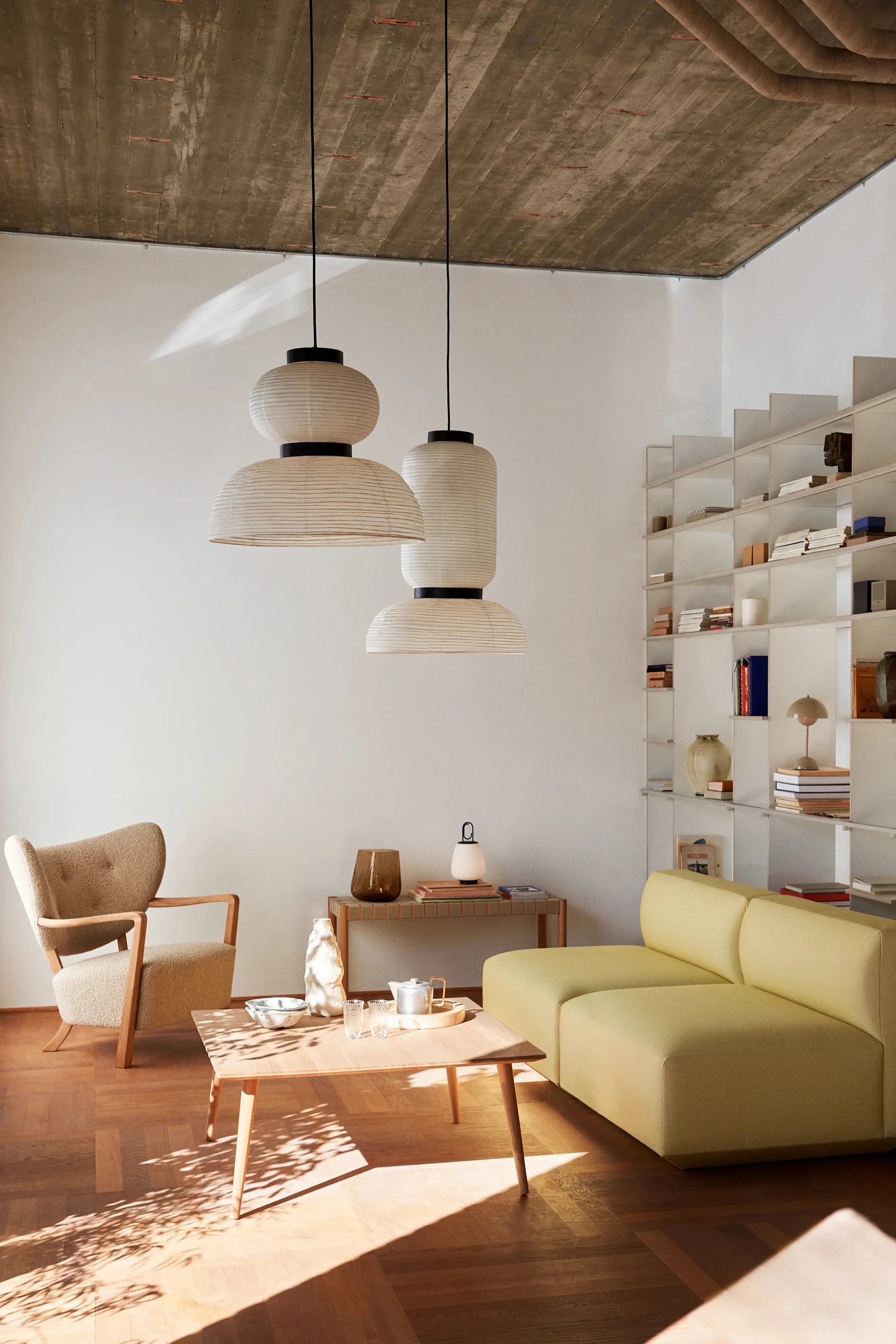 Så väljer du rätt soffbord, bild som visar In Between soffbord i kvadratisk modell i ek, placerat i vardagsrum med gul soffa, fårskinnsfåtölj och trägolv.