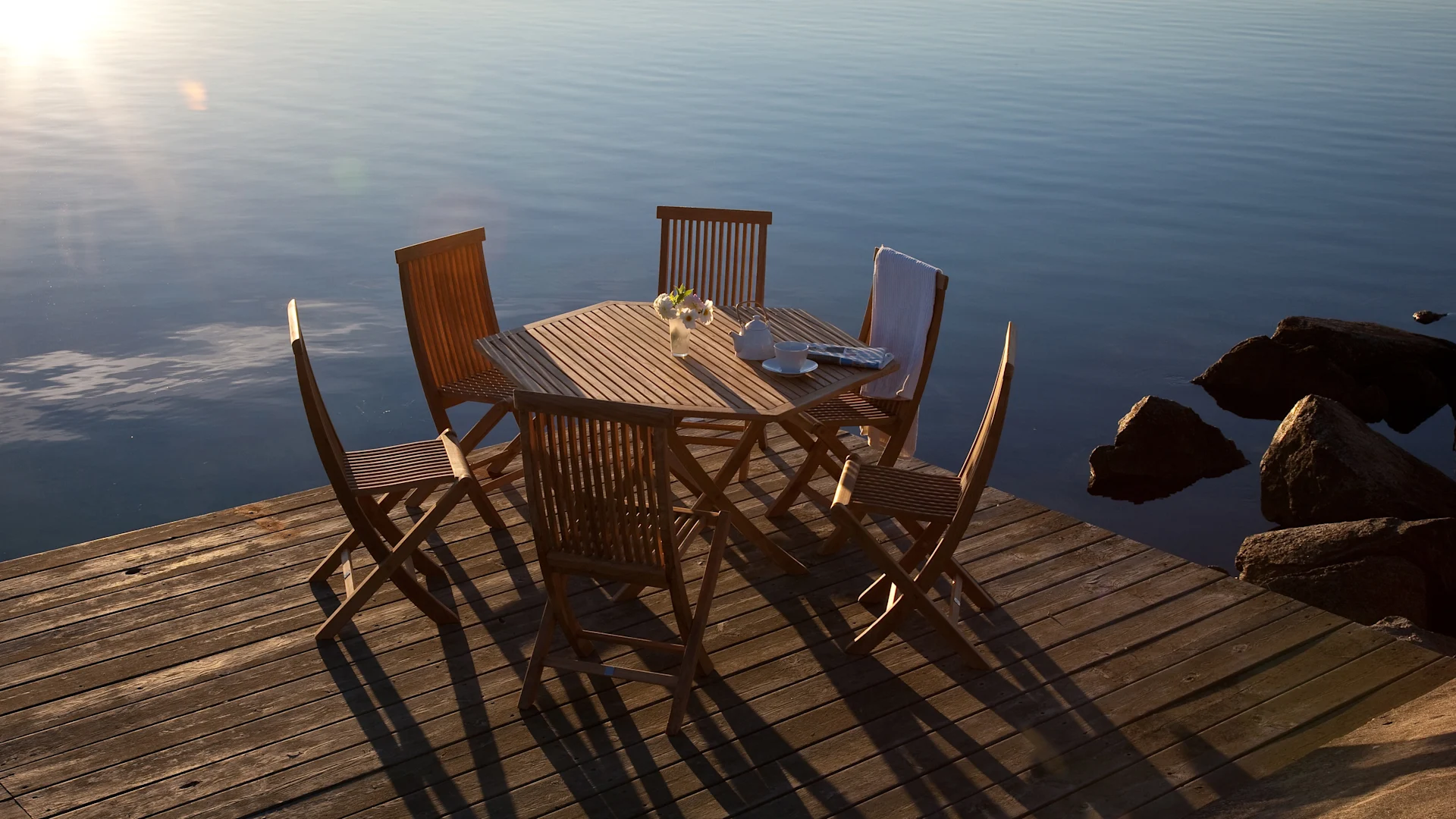 Viken stolar och bord från Skargaarden, klassiska trädgårdsmöbler i stilren design tillverkade i teak.