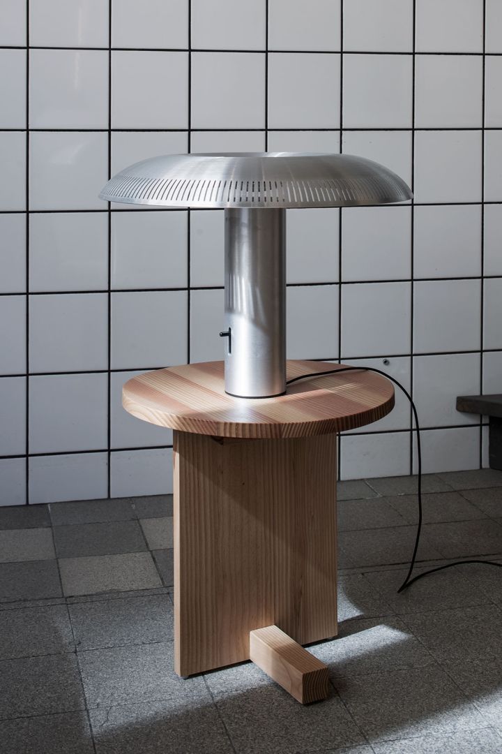 4PM bord från svenska Massproductions med en kromad bordslampa placerad ovanpå. 
