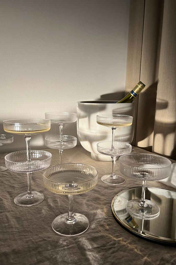 Ripple champagneglas från Ferm Living är ett fint presenttips till den designintresserade och en perfekt examenspresent som kan användas vid festliga tillfällen.
