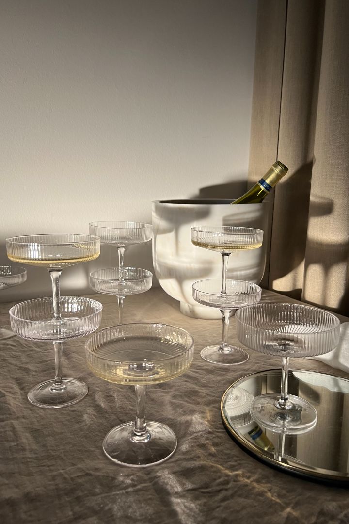 Ripple champagneglas från Ferm Living är ett fint presenttips till den designintresserade och en perfekt examenspresent som kan användas vid festliga tillfällen.