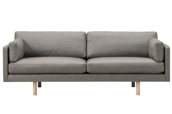 EJ220 soffa från Eilersen är en klassisk rak soffa i beige med ben i såpad ek.