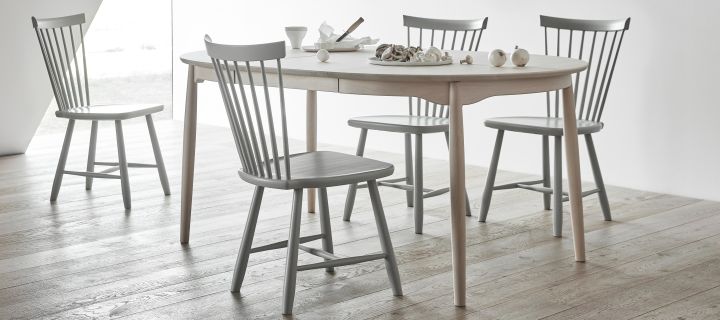 Lilla Åland-stolar från Stolab i ljusgrått runt ett matbord i björk