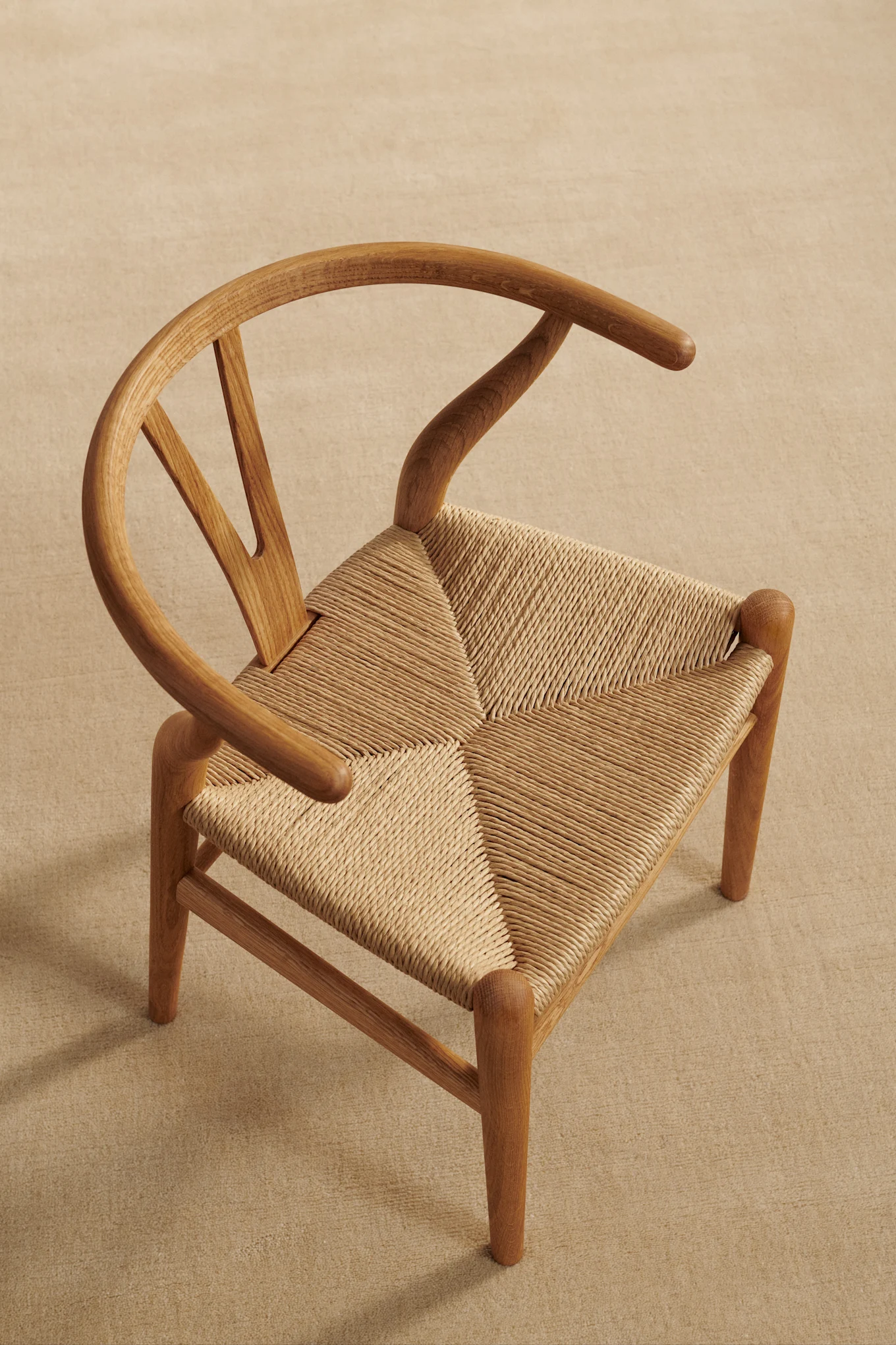 En av alla nya populära designstolar är CH24 barnstol från Carl Hansen & Son, tillverkad i oljad ek.