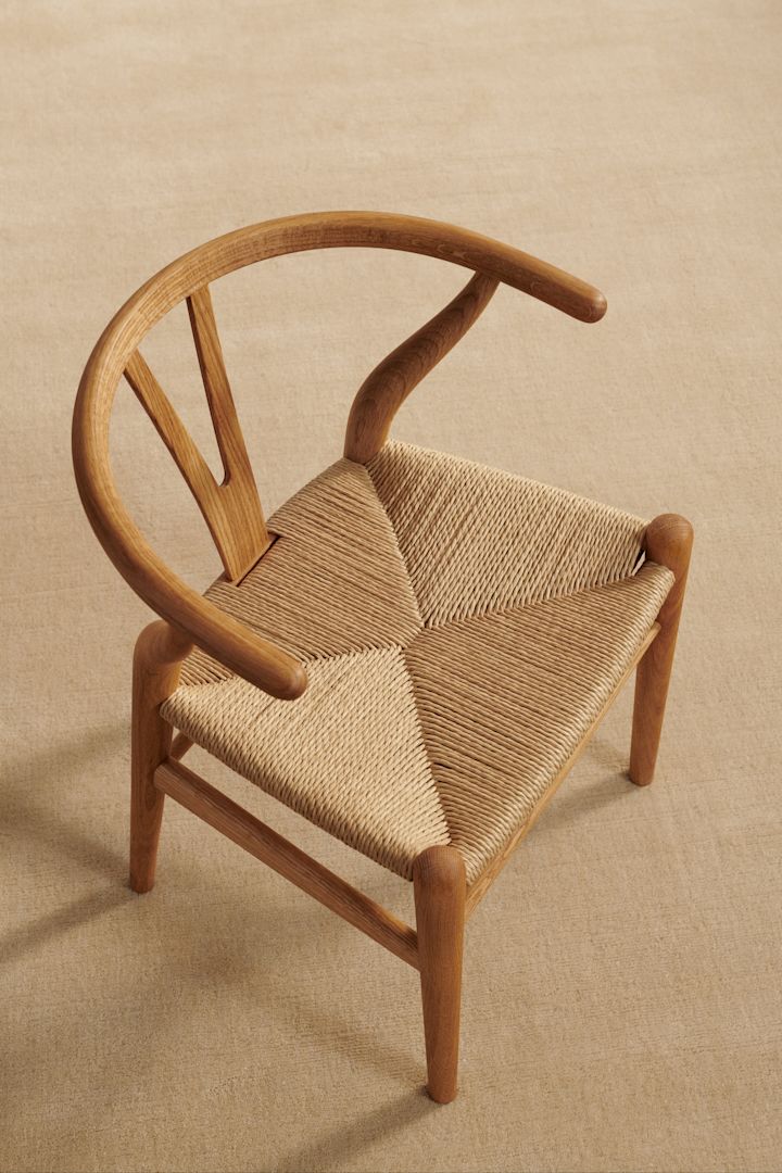 En av alla nya populära designstolar är CH24 barnstol från Carl Hansen & Son, tillverkad i oljad ek.