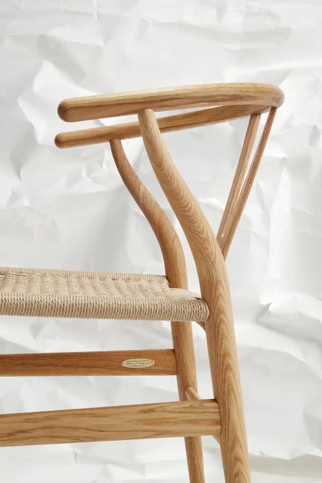 CH24 Birthday Edition 2023 stol från Carl Hansen & Son i profil.