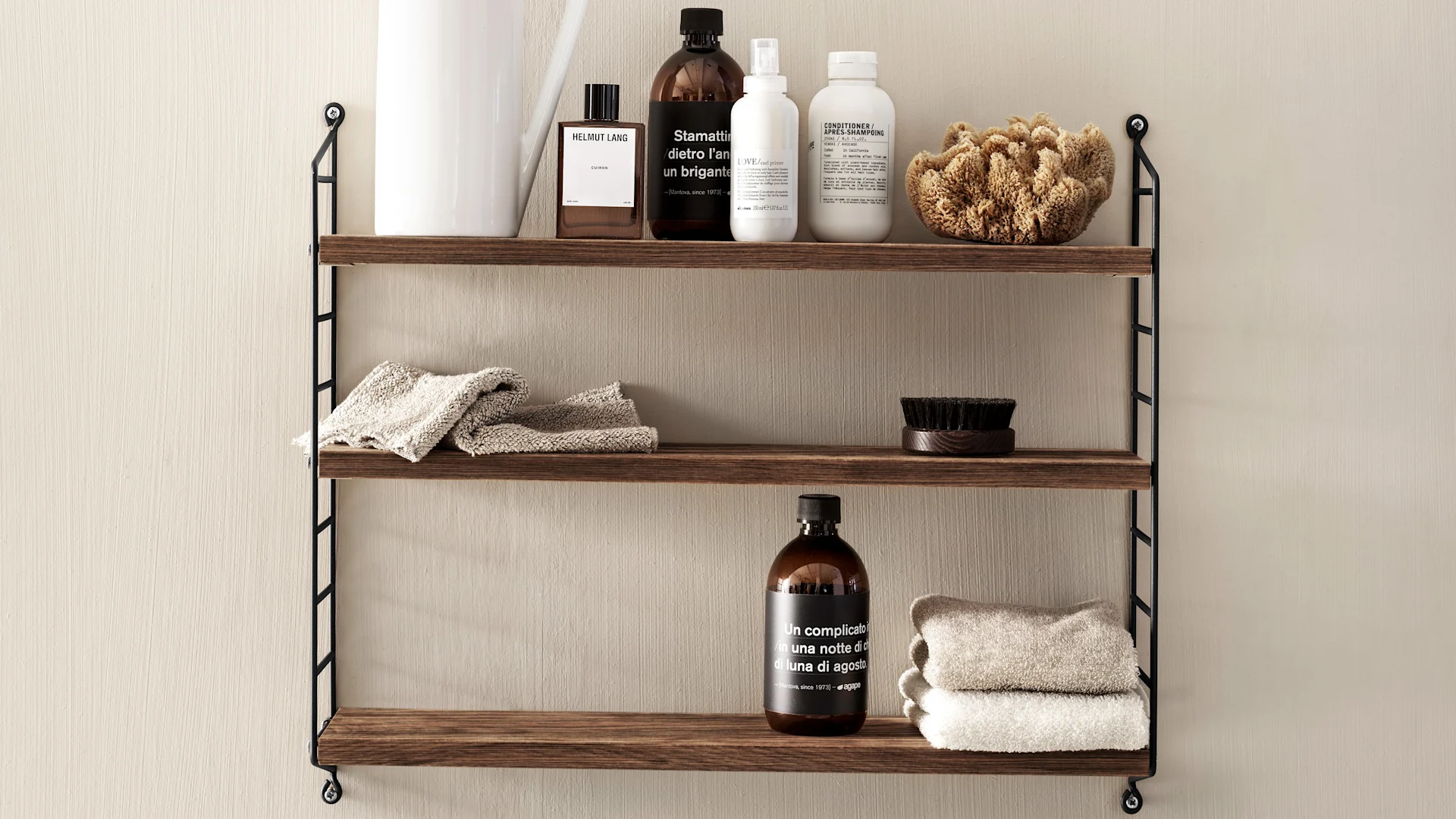 Bild som visar String pocket i valnöt och svart, en liten hylla perfekt för ett badrum där saker du använder kan placeras tillsammans med dekorativa detaljer som gör ett lyxigt badrum.