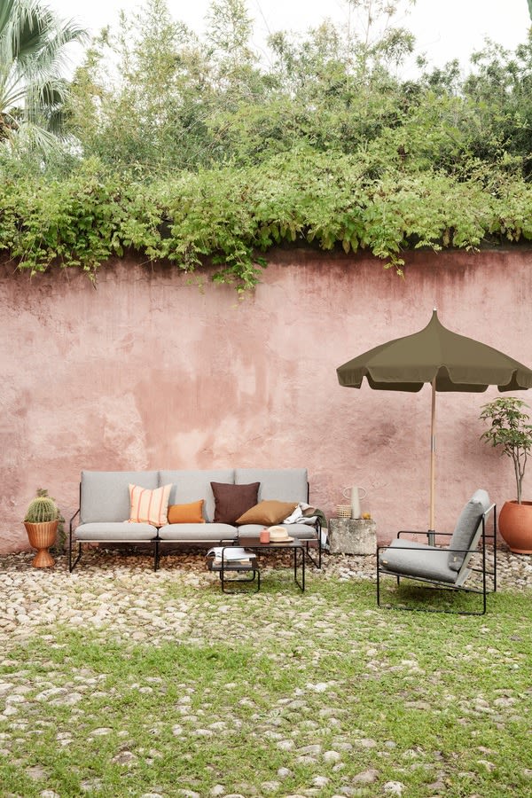 Utomhusinredning och trädgårdstillbehör från Ferm Living i form av Lull parasoll i färgen olive tillsammans med Desert stol och Plant box konsollbord.
