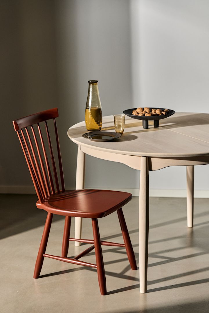 En av alla populära designstolar är Lilla Åland från Stolab, formgiven av Carl Malmsten, här i falurött.