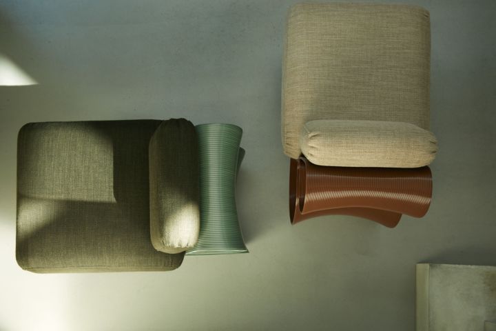 Grön och brun loungestol med organiskt formspråk och dynor från Ekbacken Studios - det svenska varumärket som 3D-printar möbler. 