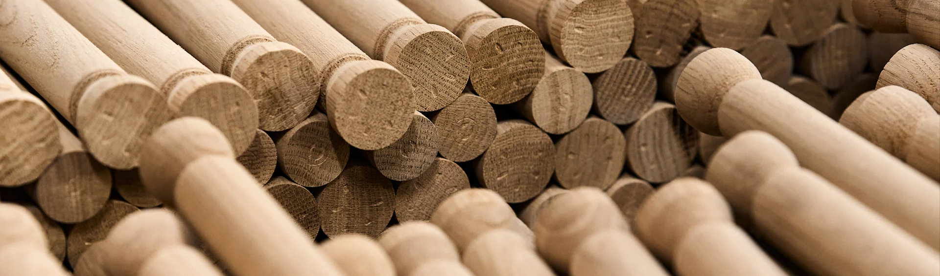 Delar till trästolar på Stolabs fabrik.