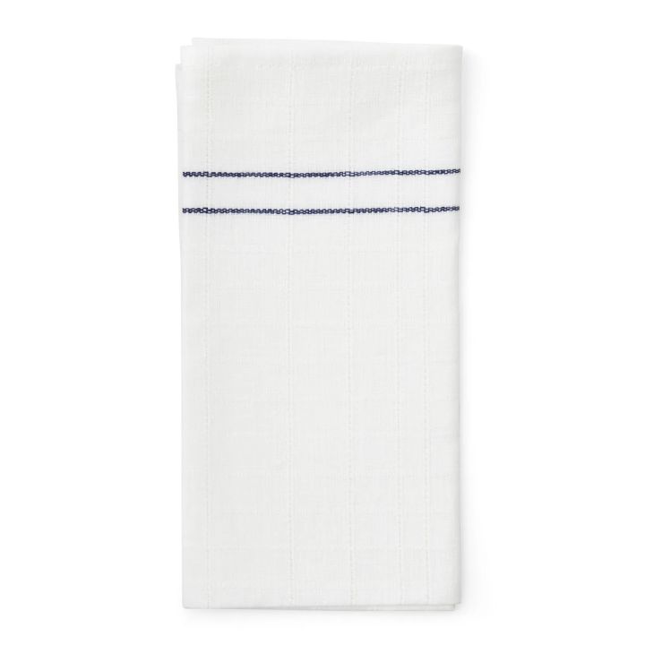 Cressida linneservett från Menu har en stilfull design i vitt med en subtil rand i indigo - en servett perfekt för dig som vill ha en stilren och enkel nyårsdukning.