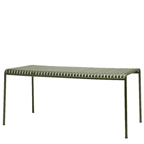 Pallisade bord i färgen olive från HAY fungerar fint som balkongbord för den större balkongen eller uteplatsen.