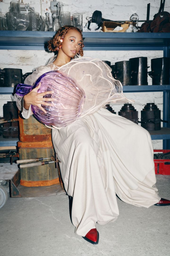 Bild som visar exklusiv vas i lila glas från Iittala, ett föremål exklusivt framtaget i ett av alla unika samarbeten varumärket har med konstnärer. 