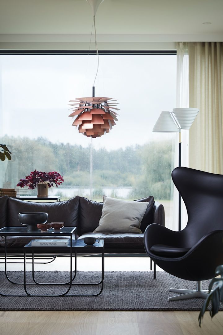 Hemma hos familjen Moser samsas designklassiker med moderna inslag. Här i vardagsrummet tronar Tiki soffa från Fogia, Ägget fåtölj från Fritz Hansen, Kotten taklampa från Louis Poulsen och Flock matta från Scandi Living.

