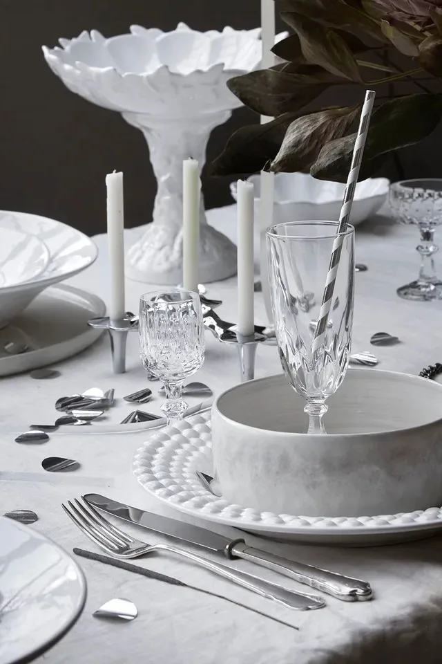 Vitt porslin från Mateus passar perfekt till en enkel nyårsdukning och ger ett krispigt och vintrigt intryck. 