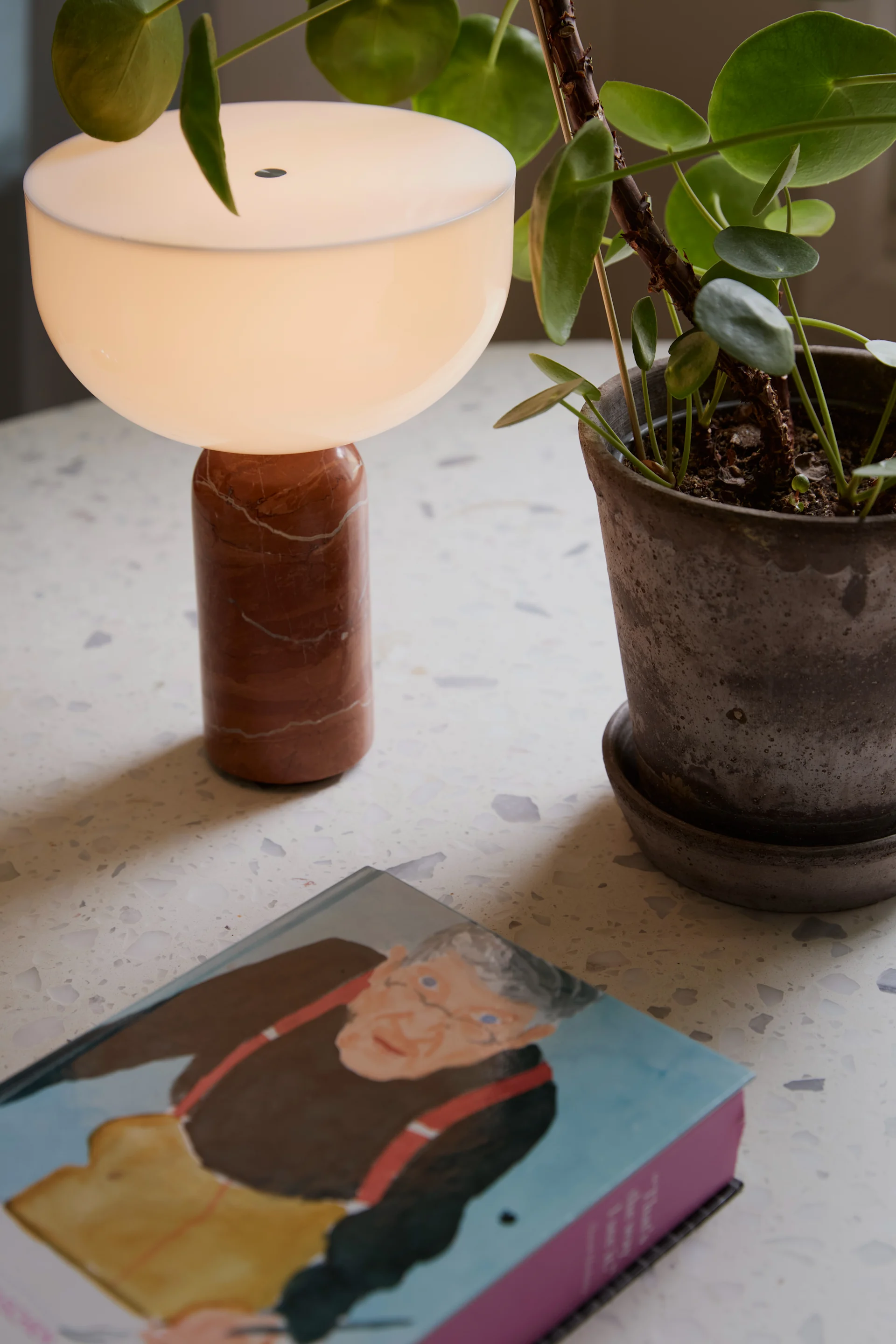 Hos Erik Josefsson finns flera välkända designlampor, som exempelvis Kizu portabel lampa från New Works.