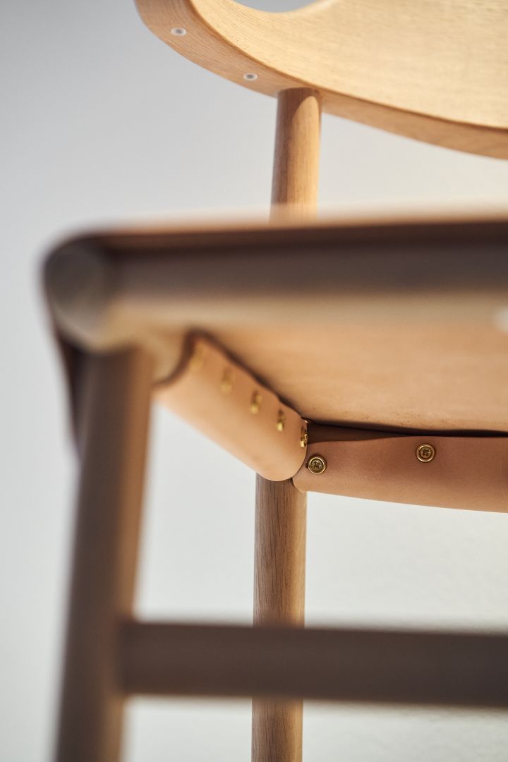 Detalj på insidan av Hedda karmstol med lädersits från Gärsnäs. 