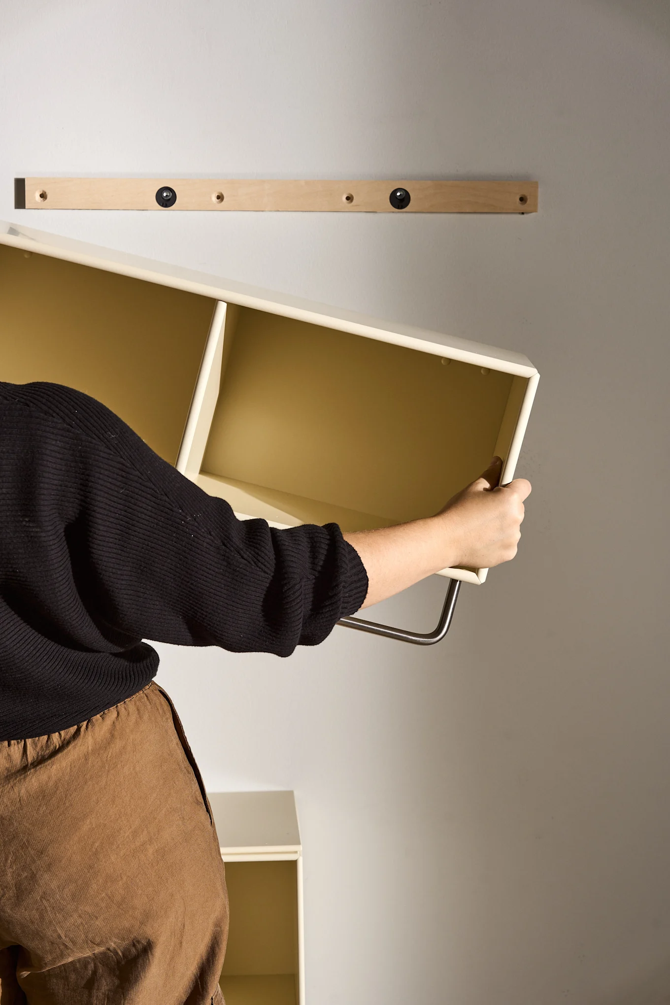 Bild som visar Montana Mini Coat hatthylla i färgen Vanilla, hatthyllan kan även användas som förvaringslösning i köket.