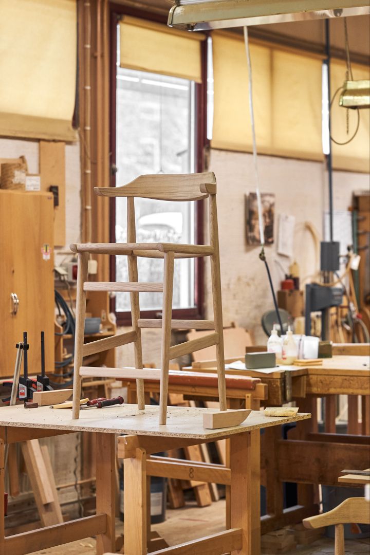 Hedda barstol tillverkas i Gärsnäs möbelfabrik i Österlen. 