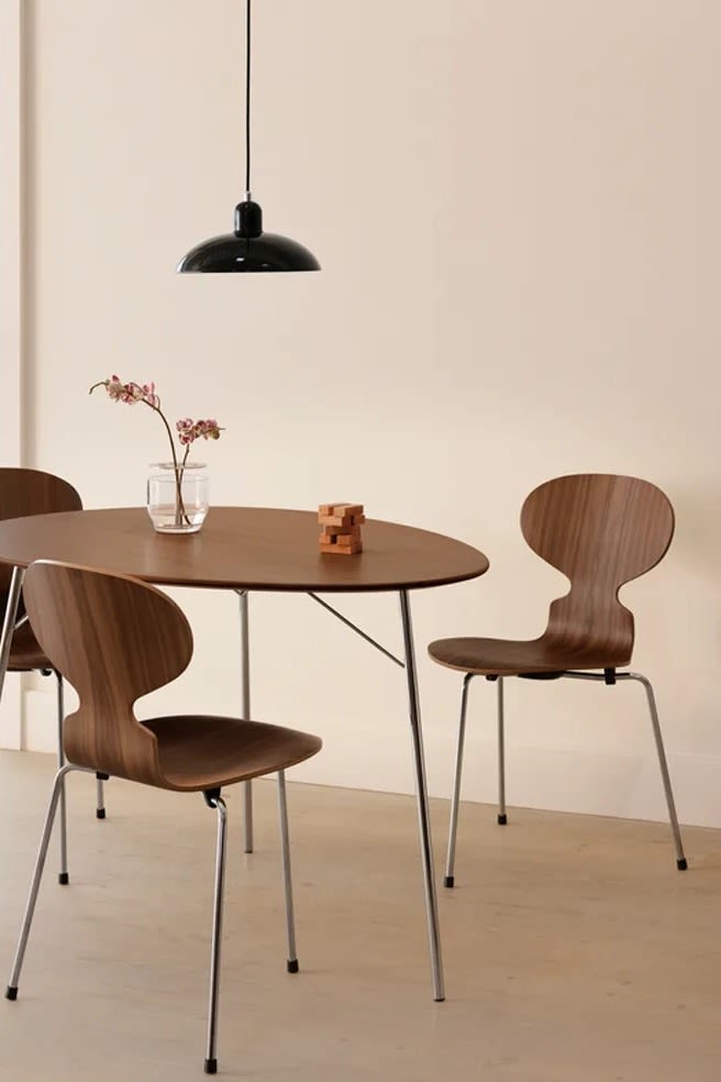 Myran stol i valnöt runt matbord, en av många populära designstolar av Arne Jacobsen.