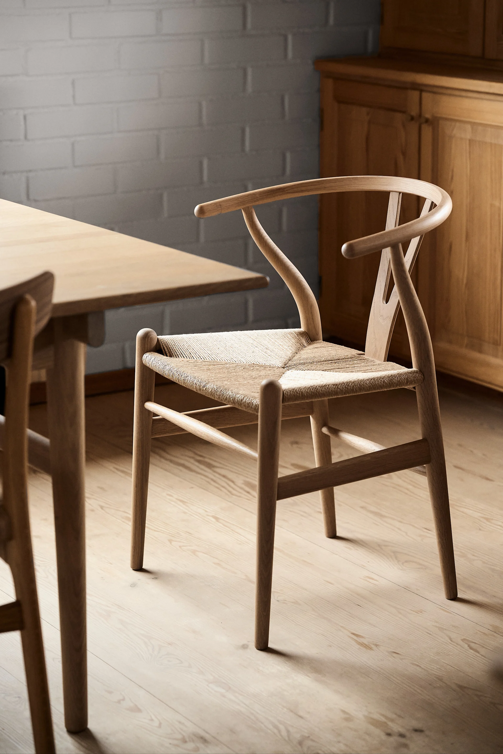 CH24 Y-stol från Carl Hansen & Søn är en riktig ikon och klassiker som är perfekt att ge bort till brudparet som bygger sitt föralltid-hem, här i såpad ek.