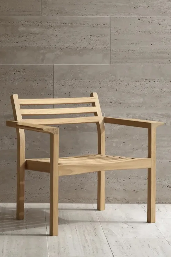 Bild som visar loungestolen AH601 från danska Carl Hansen & Son. En stilren, klassisk loungestol i teak med bred sits, armstöd och ribbor i rygg och på sits.