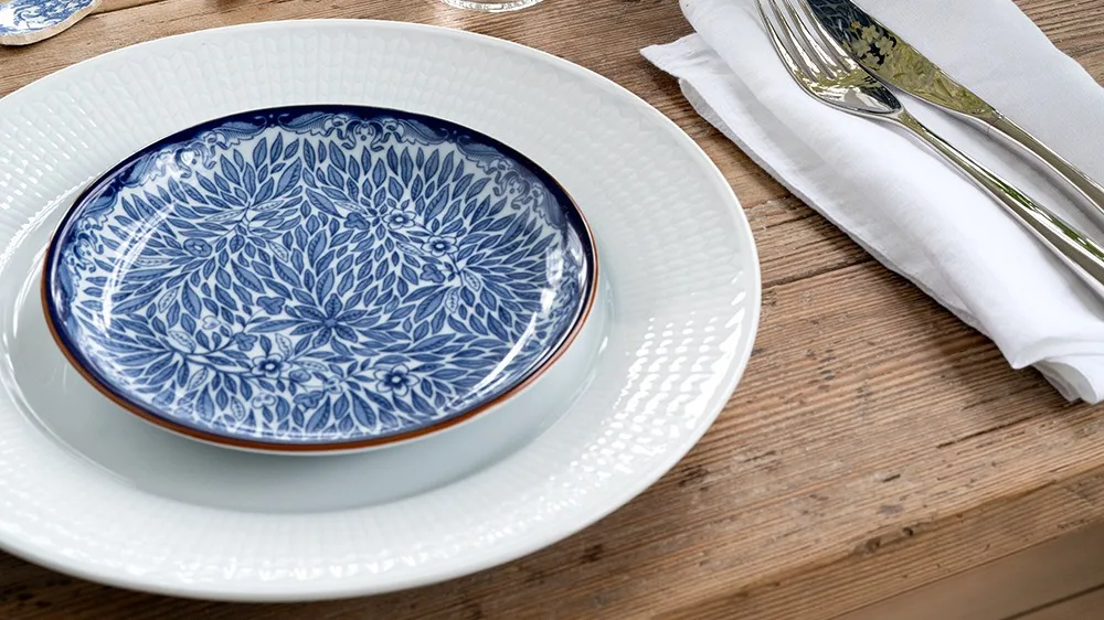 Ostindia Floris är en nyare vidareutveckling av det klassiska blåvita porslinet Ostindia från Rörstrand.