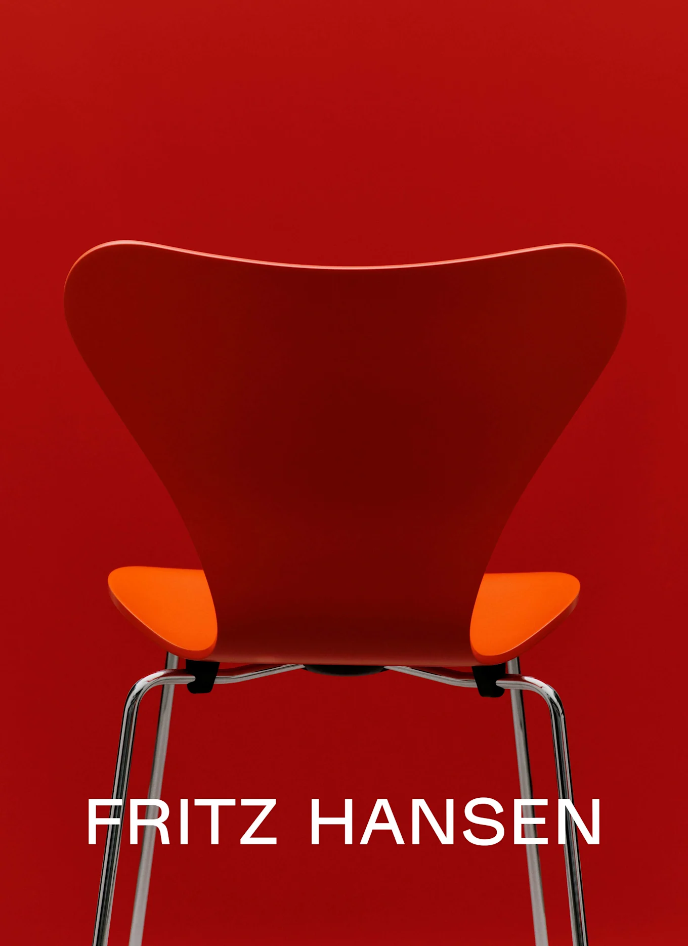Röd och orange stol sedd bakifrån mot röd bakgrund, med texten FRITZ HANSEN nedtill.
