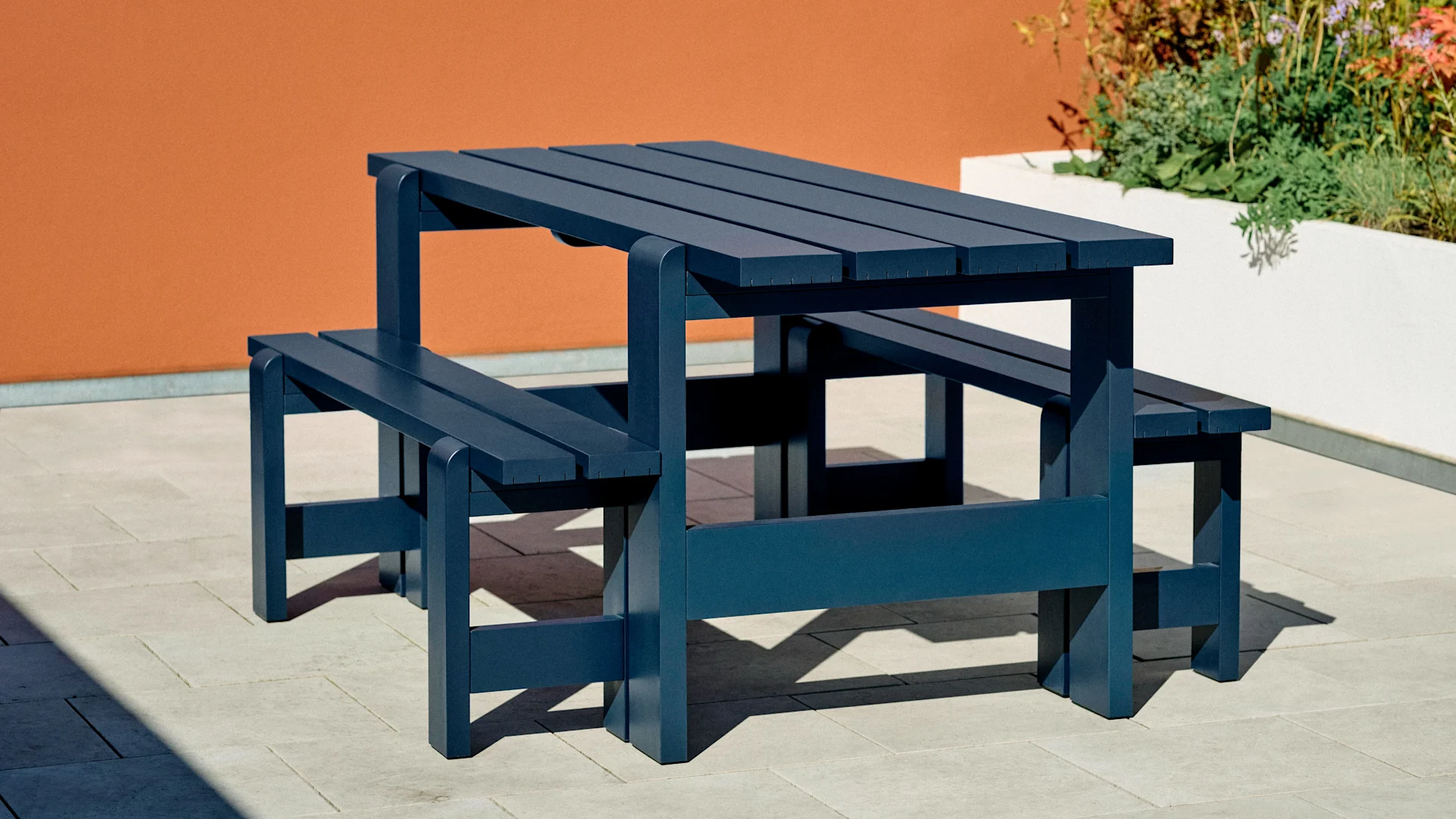 Weekday bänk och bord från HAY i lackerad furu.