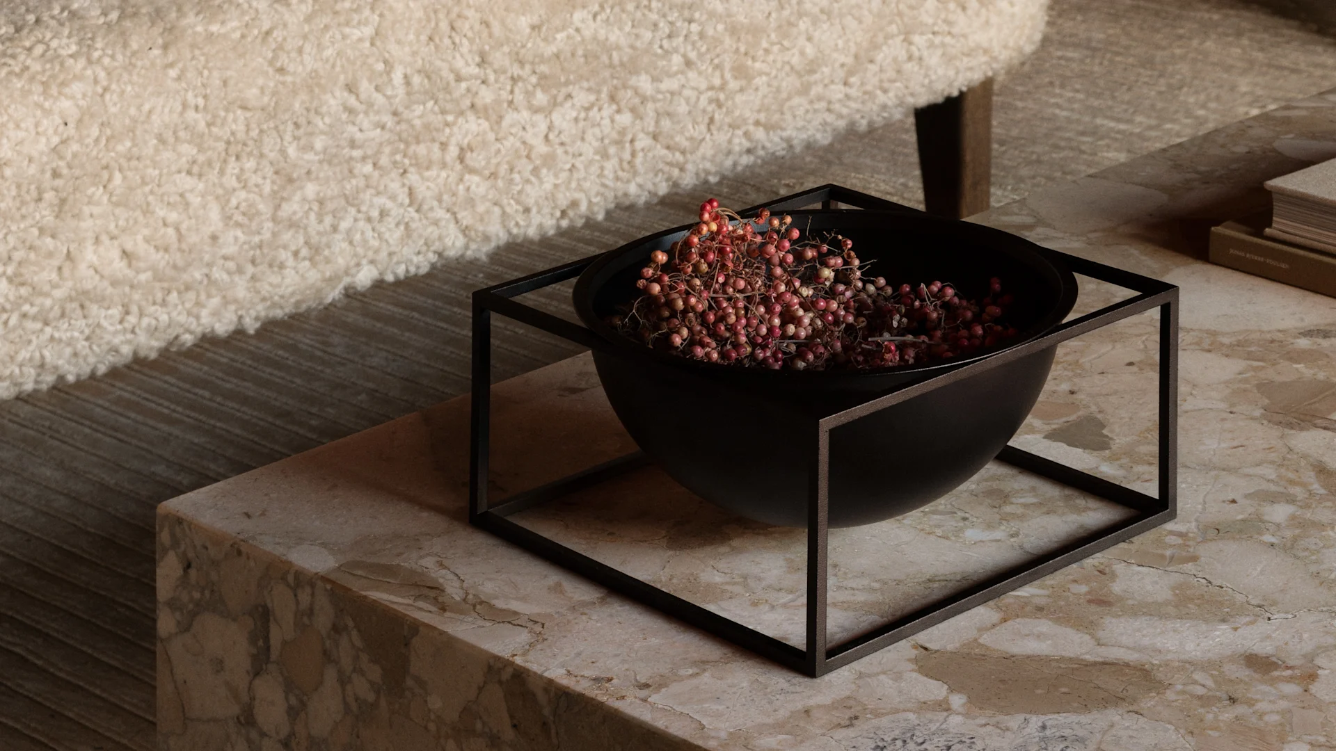 Bild som visar Kubus skål i svart från Audo Copenhagen, designad av Mogens Lassen.