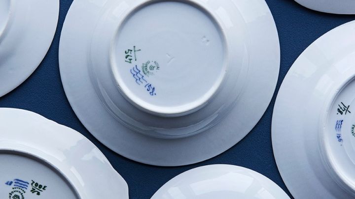 Royal Copenhagens blåvita porslin är alltid försedda med handmålade stämplar på undersidan, som en garanti för äkthet och kvalitet.