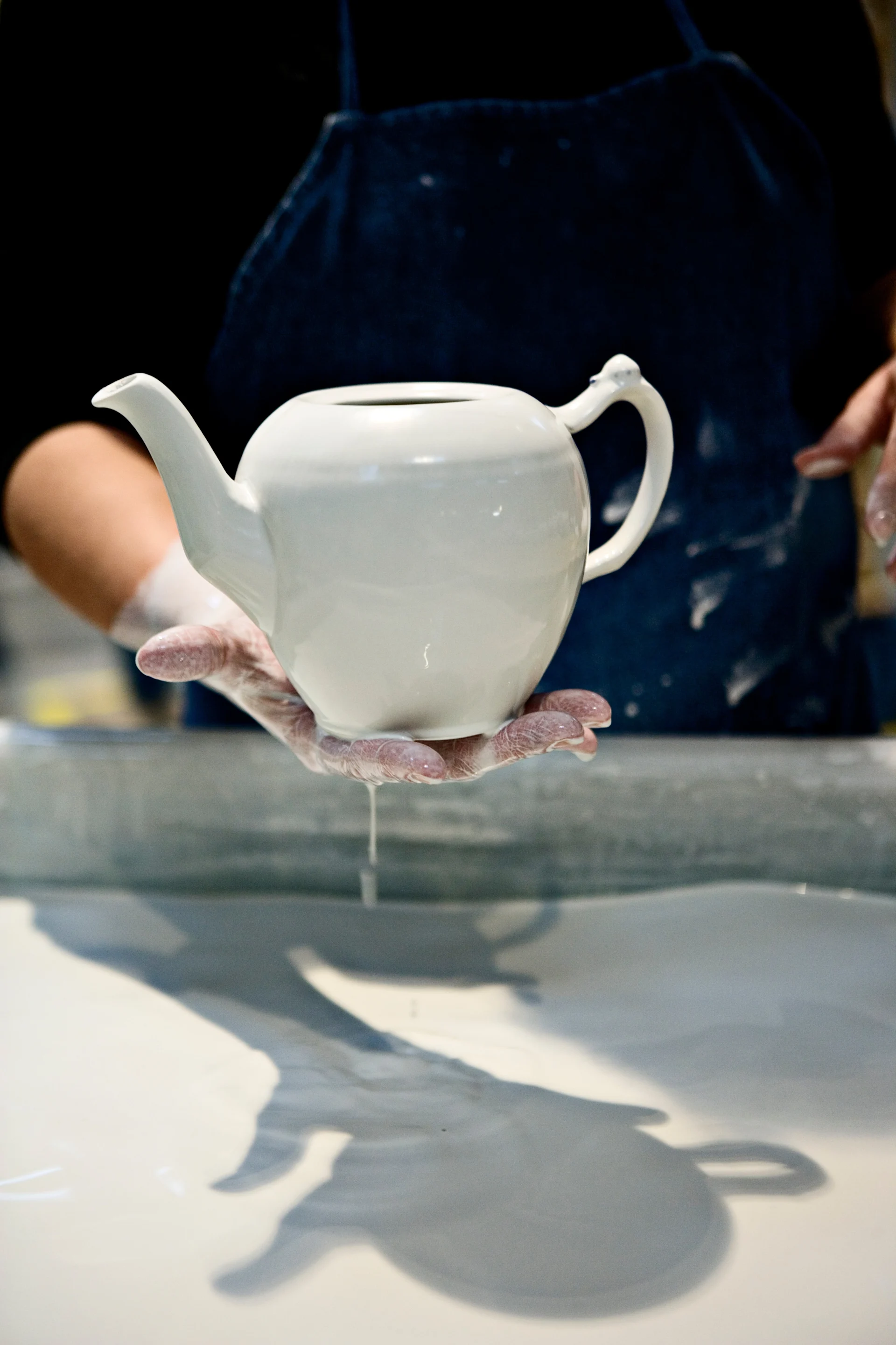 Glasering av porslinskanna från Royal Copenhagen.