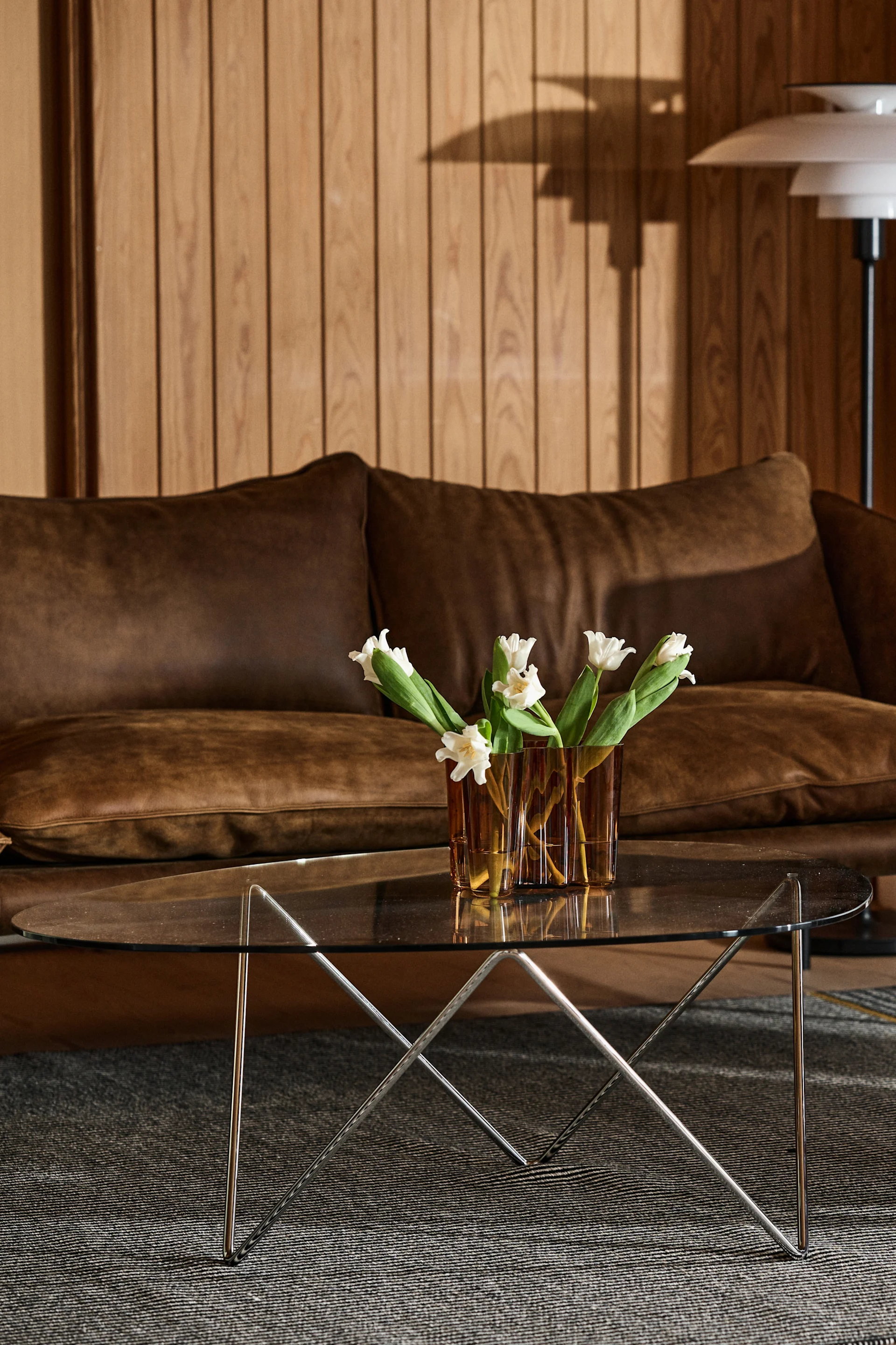 Så väljer du rätt soffbord, bild som visar Pedrera soffbord i glas med underrede i krom, från Gubi.