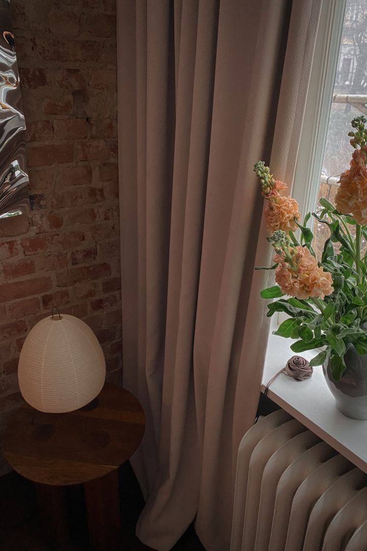 I sovrummet har Elin Lannsjö inrett med mysig belysning för att få rummet att kännas harmoniskt. Här står bordslampan Akari från Vitra, en skulptural lampa av rispapper med svart stålstativ.