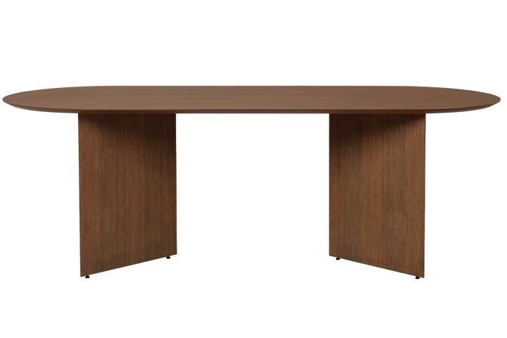 Mingle ovalt matbord i valnötsfanér från Ferm Living är ett generöst matbord med plats för många. Bordet har en modern men minimalistisk design som passar in i de moderna men även klassiska hemmet.