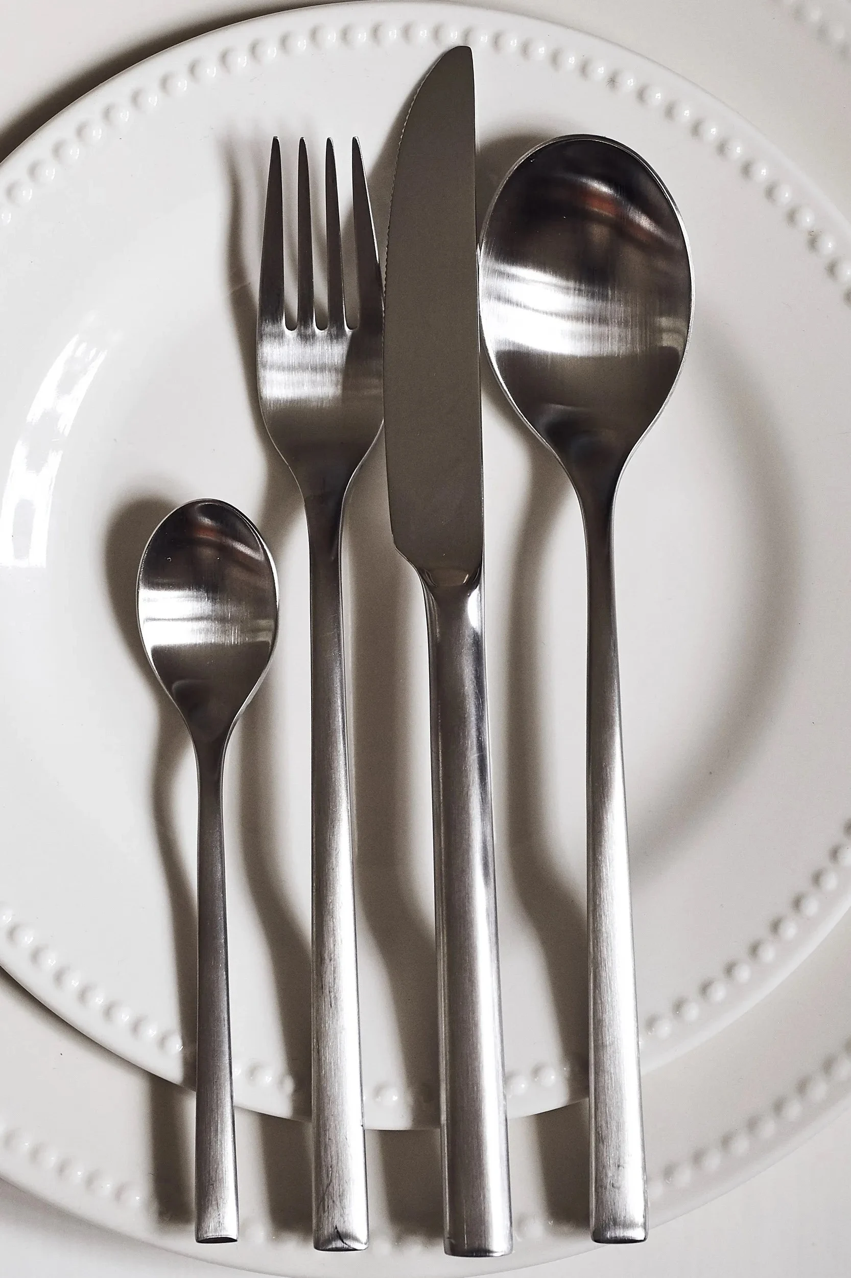 Coast bestickset från Scandi Living är perfekt att ge bort som en klassisk examenspresent och är ett bra tips för den designintresserade studenten som kanske ska skapa sitt första egna boende.