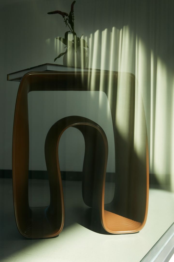Eel sidobord från Ekbacken Studios i brunt, en 3D-printad möbel gjord på återvunna fiskenät. 
