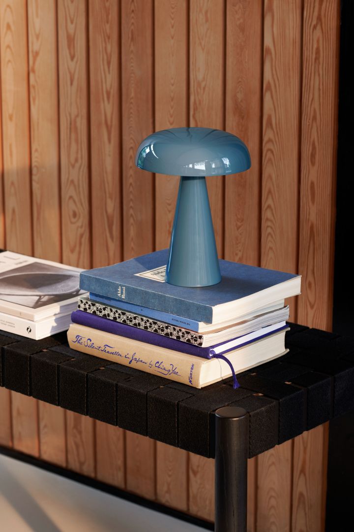 I hallen passar det perfekt att placera en mindre bordslampa på en skänk eller byrå, som exempelvis bordslampan Como från &Tradition.