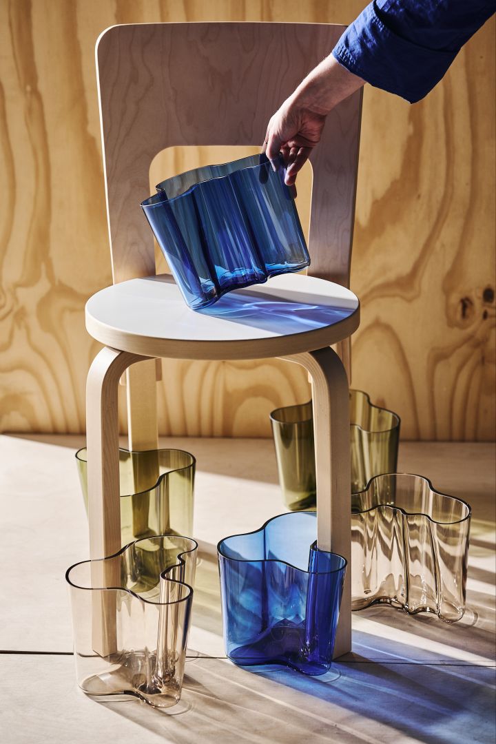 Alvar Aalto vas har genom åren släppts i flera olika färger, som denna variant i ultramarinblå.