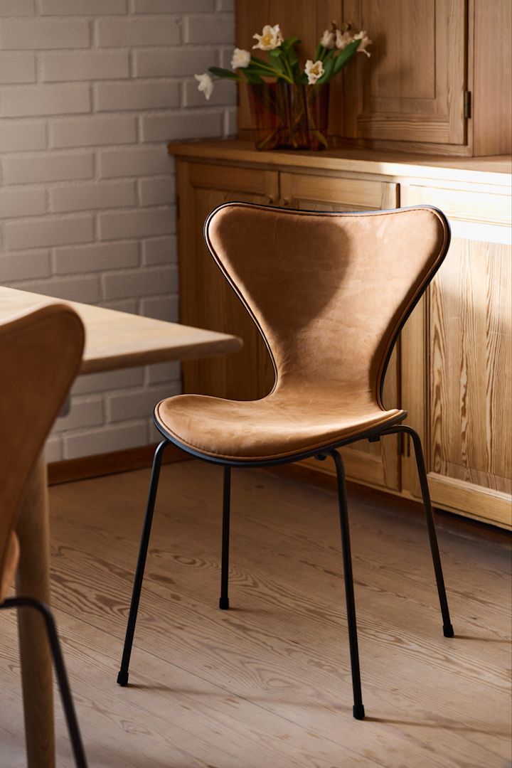 Sjuan 3107 framsidesklädd Stol Special Edition från Fritz Hansen.