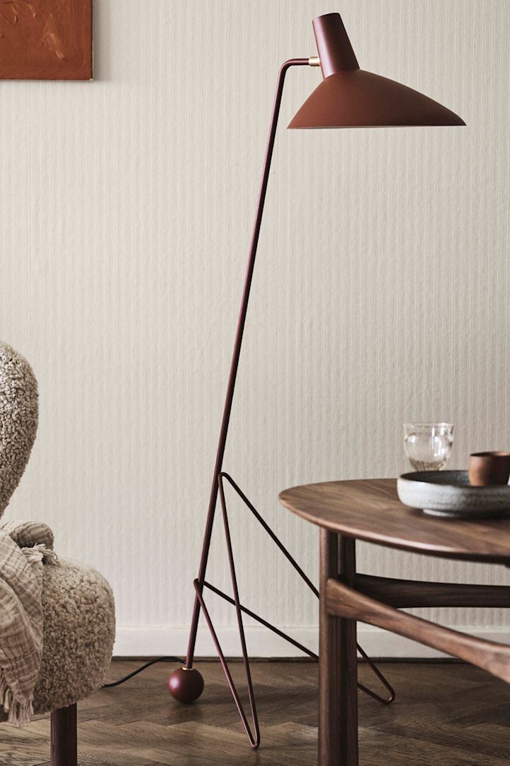 Välj rätt belysning för läshörnan och välj en lampa med riktat ljus, som denna variant vid namn Tripod från &Tradition, i färgen maroon.