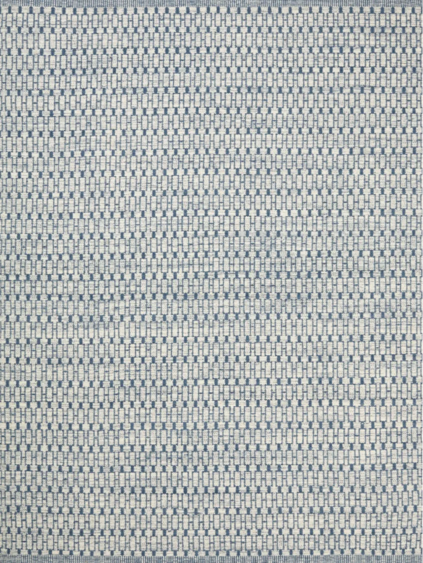 Textil med blått och offwhite geometriskt mönster av H-former i rader, med enfärgade blå kanter.