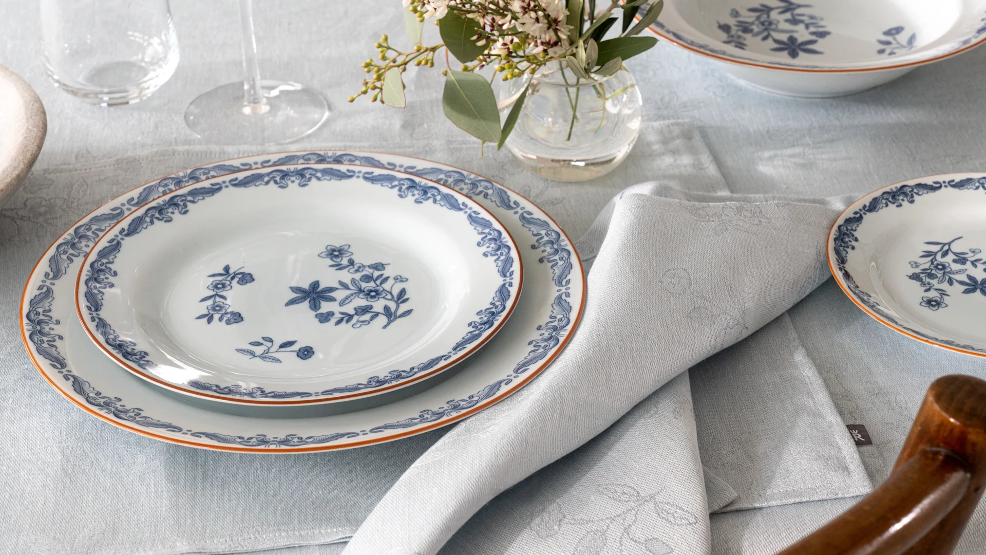 Dukning med blåvitt porslin från Ostindia-serien från Rörstrand.
