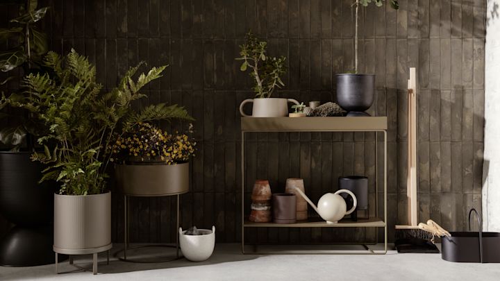 Utomhusinredning och trädgårdstillbehör som ger en fin uteplats, som Plant box konsollbord och krukor från Ferm Living.
