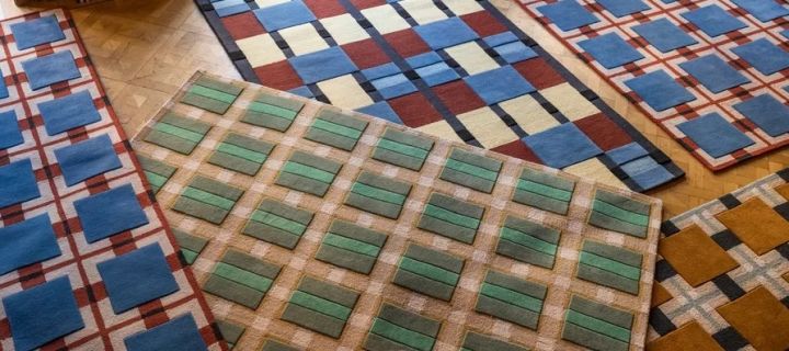 Välj rätt matta med Svenssons mattguide - här blandade mattor i olika färger och mönster från Layered placerade ovanpå varandra.