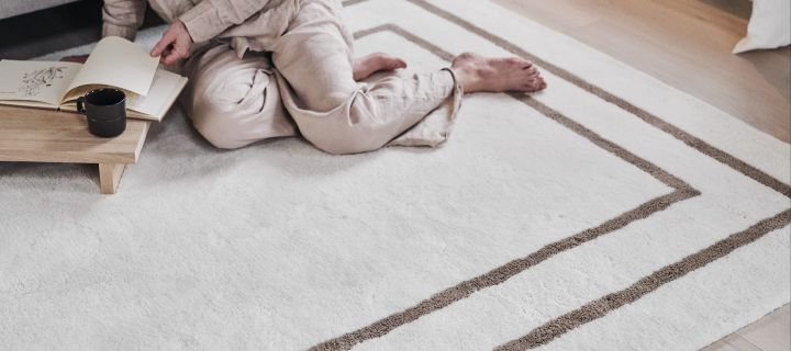 Välj rätt matta med Svenssons mattguide - här tuftad, vit och beige matta från Scandi Living. 