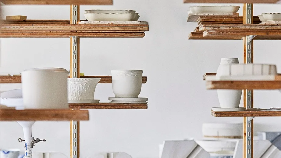 Prototyper i verkstaden hos Royal Copenhagen, på väg att bli blåvitt porslin.